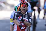 Jublen får frit løb hos australieren Caleb Ewan efter den forrygende spurtsejr på 3. etape. På 2. etape kom Ewan sidst i mål.
 Foto: Kenzo Tribouillard/Ritzau Scanpix