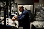 På Berendsens vaskeri <AS>i Hillerød er der kun arbejde til under <AS>halvdelen af de ansatte, bl.a. Poul Erik Pedersen. Jobdeling kan blive aktuelt.  Foto: Annika Byrde/POLFOTO