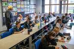 Skoleelever i England og Wales vender tilbage til klasselokalerne tirsdag under særlige coronarestriktioner. Boris Johnson ses her på besøg på Castle Rock school, på elevernes første dag tilbage i skolen i Coalville efter ferien 26 august.   Foto: Pool/Ritzau Scanpix