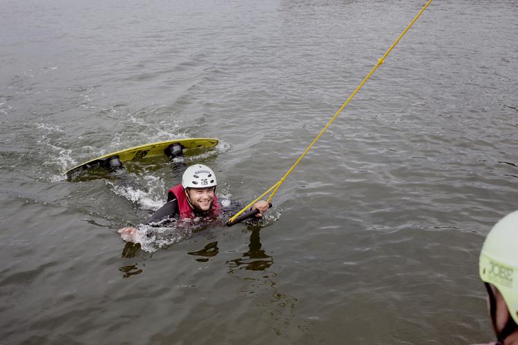 VANDGLÆDE. En krigsveteran fra Surfgaarden i Thy Cablepark, hvor man står på wakeboard, trukket af en stålwire.  De bliver støttet af Frihedsrådet, der nu også vil bruge 'Ocean Therapy' overfor unge med psykiske problemer eller depressive.  Foto: Nanna Navntoft