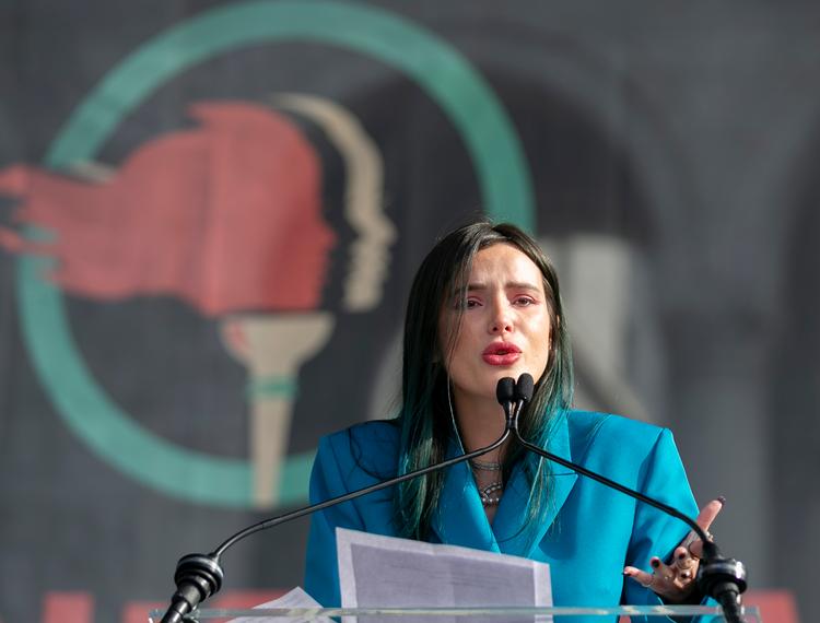   Bella Thorne talte i starten af året til 'Womens March',  hvor hun blandt andet satte fokus på ligeløn og reproduktive rettigheder for kvinder.  Foto: Damian Dovarganes/Ritzau Scanpix