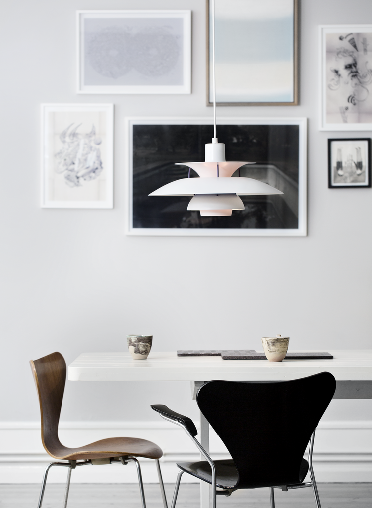 Måske har du en hvid, en rød eller en blå, men faktum er, at der i rigtig mange danske hjem hænger en PH5-lampe over spisebordet. Når det gælder indretning, bor vi nemlig temmelig ens. 