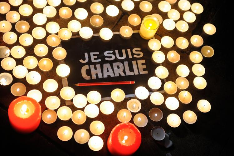 Det franske satiremagasin Charlie Hebdo blev i 2015 angrebet af Kalasjnikov-bevæbnede mænd. 12 mennesker mistede livet.  Foto: Xavier Leoty/Ritzau Scanpix