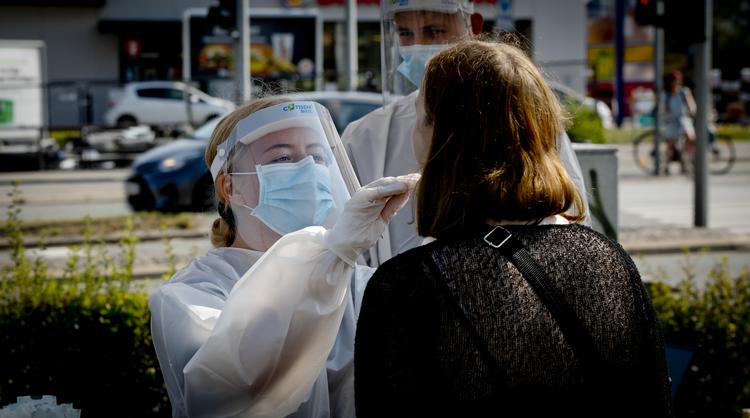 Et nyt analyselaboratorie etableres ved Aarhus Universitetshospital. Det skal mindske svartiden på coronatest. Her ses et testcenter andetsteds i byen, i Viby ved Aarhus. Foto: Anders Brohus