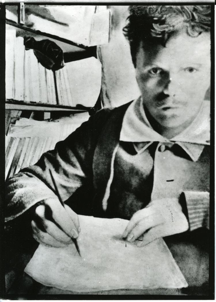 August Strindberg tog mange fotografier af sig selv, ofte »beredt til strid« ved sit arbejdsbord. Ligesom mange af romanerne var også fotografierne en del af forfatterens selvfremstilling som den forfulgte oprører, en mand, som definerede sig selv ud fra de samfundsinstitutioner, han var imod. Foto: Strindbergsmuseet, Stockholm