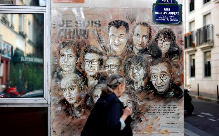 Gadekunstneren Christian Guemys hyldest til de myrdede tegnere og journalister på Charlie Hebdo er blevet kult. Fem år efter bliver retssagen mod de medskyldige også til en debat om holdningen til islamisme, blasfemi og ytringsfrihed. Ifølge en måling finder 59 procent det rigtigt, at Charlie trykte tegningerne fra Jyllands-Posten, og 72 procent fordømmer terrorhandlingen.


  Foto: Thomas Coex/Ritzau Scanpix