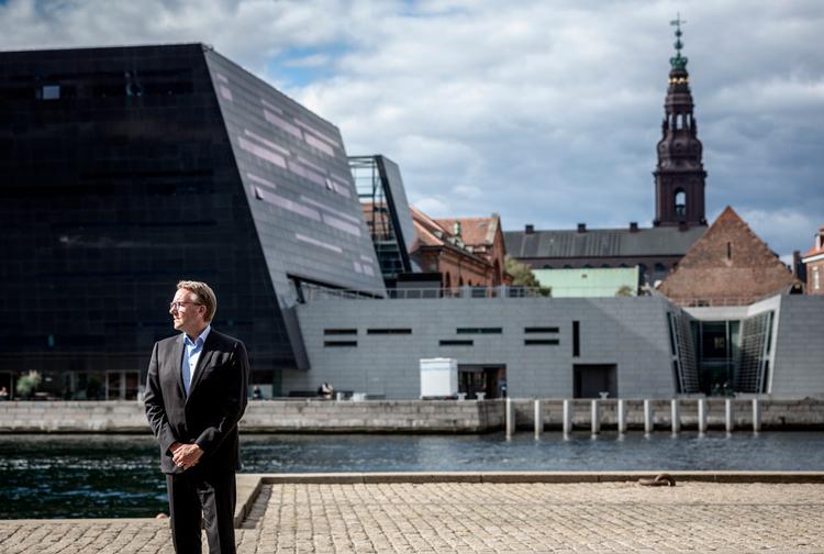 »Ved siden af de fem kæmpeprojekter, har vi et stort antal mindre it-systemer, der alle fungerer som uundværlige tandhjul i skatteopkrævningens maskinrum, men som nu er så gamle, at vi skal i gang med udskiftninger af dem i årene, der kommer«, siger skatteminister Morten Bødskov. Foto: Miriam Dalsgaard/POLFOTO