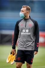 Christian Eriksen iført mundbind, da det danske herrelandshold trænede i Helsingør tirsdag. Lørdagens landskamp mod Belgien står for Eriksens vedkommende i skyggen af en omdiskuteret halvsæson i Inter.  Foto: Jens Dresling
