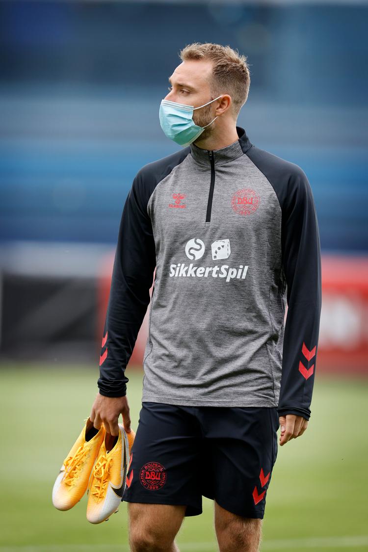 Christian Eriksen iført mundbind, da det danske herrelandshold trænede i Helsingør tirsdag. Lørdagens landskamp mod Belgien står for Eriksens vedkommende i skyggen af en omdiskuteret halvsæson i Inter.  Foto: Jens Dresling