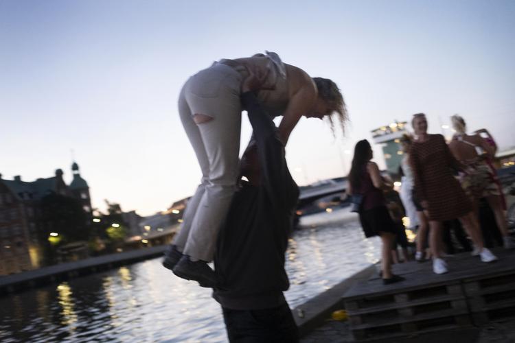 Unge må gerne feste, men hold stadig afstand til dem, du ikke normalt hænger ud med. Foto: Mikkel Hørlyck/POLFOTO