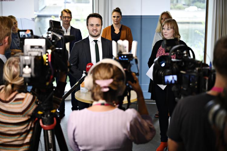 Regeringen - her ved erhvervsminister Simon Kollerup - har fået vedtaget både en forlængelses af hjælpepakkerne samt vedtaget en arbejdsdelingsordning.  Foto: Philip Davali/Ritzau Scanpix