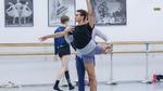 Danser Ryan Tomash og balletmester Nikolaj Hübbe. i 'Hübbe har magten', hvor DR har fået misundelsesværdigt fri adgang til Den Kgl. Ballet. Foto: DR