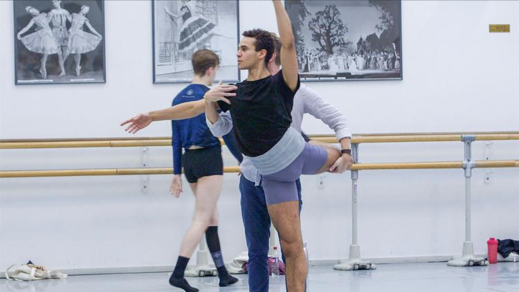 Danser Ryan Tomash og balletmester Nikolaj Hübbe. i 'Hübbe har magten', hvor DR har fået misundelsesværdigt fri adgang til Den Kgl. Ballet. Foto: DR