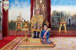 Den thailandske konge, Maha Vajiralongkorn, lod sig sidste år fotografere med sin ledsagerske, Sineenat Wongvajirapakdi. Senere faldt hun i unåde, men nu har kongen tilgivet hende. Foto: Handout/Ritzau Scanpix