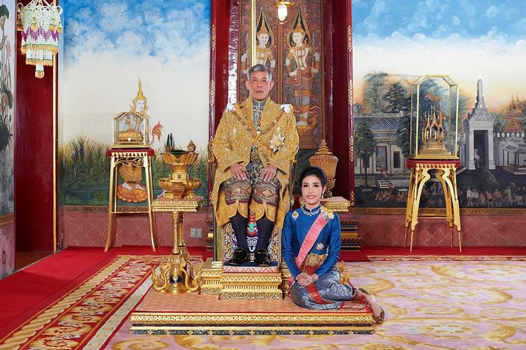 Den thailandske konge, Maha Vajiralongkorn, lod sig sidste år fotografere med sin ledsagerske, Sineenat Wongvajirapakdi. Senere faldt hun i unåde, men nu har kongen tilgivet hende. Foto: Handout/Ritzau Scanpix