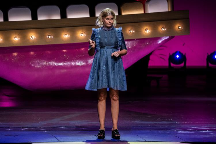 Der er tradition for, at værten ved 'Zulu Comedy Galla' tager et politisk emne på fra scenekanten. Når Sofie Linde i aften er vært ved 2020-udgaven af showet, er emnet sexisme.  Foto: Martin Sylvest/Ritzau Scanpix