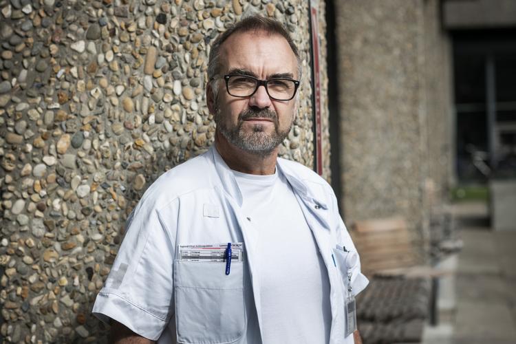   »Behandlingsmæssigt er det her det bedste, vi har set endnu. Som enkeltstående lægemiddel er binyrebarkhormon det, der suverænt har den bedste virkning på svær covid-19«, siger  professor Anders Perner. Foto: Gregers Tycho