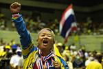 En mand hylder den thailandske konge ved et stort arrangement i søndags i Bangkok til støtte for monarkiet. Foto: Claus Blok Thomsen