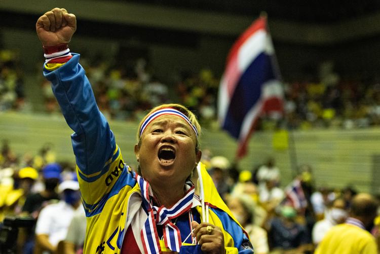 En mand hylder den thailandske konge ved et stort arrangement i søndags i Bangkok til støtte for monarkiet. Foto: Claus Blok Thomsen