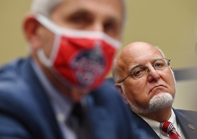 Robert Redfield, direktør for USA's Center for Sygdomskontrol og Forebyggelse (CDC) ved en høring i Kongressen tidligere på året. Til venstre ses USA's svar på Søren Brostrøm, Anthony Fauci. Foto: Pool/Ritzau Scanpix