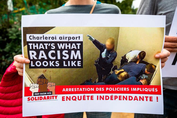 Protest.  Bruxelles borgere gik i sidste uge på gaden i protest mod politiets voldsomme anholdelse af Jozef Chovanec. Under anholdelsen  stillede en lyshåret, kvindelig betjent sig op og heilede, viser lækkede optagelser fra cellen. Foto: Brian Arnaud/bepress/abaca/Ritzau Scanpix