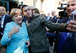Den syriske flygtning Anas Modamani vidste ikke, hvem han stod ved siden af, da han 10. september 2015 tog en selfie med Tysklands kansler, der gik verden rundt. Foto: Fabrizio Bensch/Ritzau Scanpix