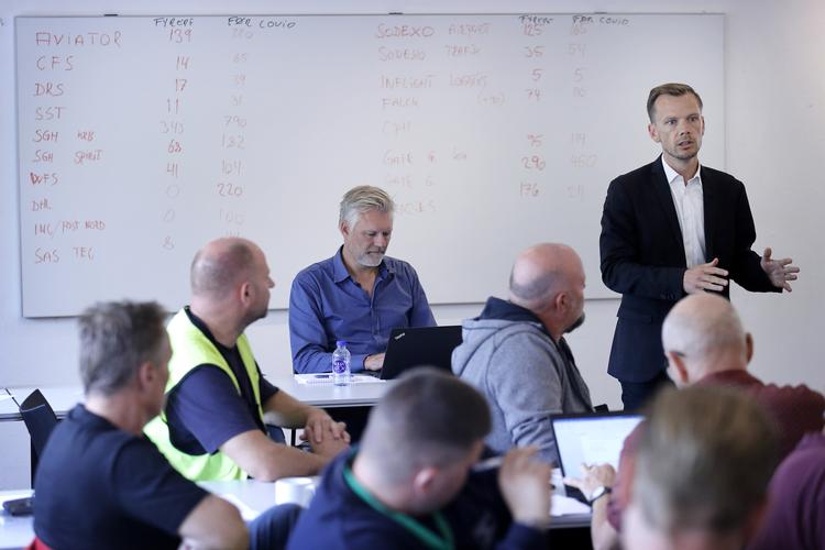 Statsminister Mette Frederiksen og beskæftigelsesminister Peter Hummelgaard (th.) besøgte forleden 3F i Kastrup, som er hårdt ramt af besparelserne i SAS og Københavns Lufthavn.  Foto: Jens Dresling/POLFOTO