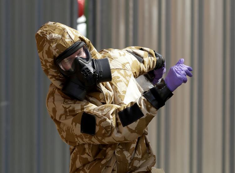 Britiske eksperter rykkede i 2018 til en bolig i Salisbury, hvor en tidligere russisk spion og hans datter var blevet udsat for et angreb med giftstoffet Novichok. Foto: Matt Dunham/Ritzau Scanpix
