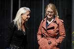 Tidligere fuldmægtig i Udlændinge- og Integrationsministeriet Anna-Sophie Saugmann-Jensen (th.) ankommer til retten sammen med sin bisidder advokat Stine Gry Johannesen. Foto: Jens Dresling/POLFOTO