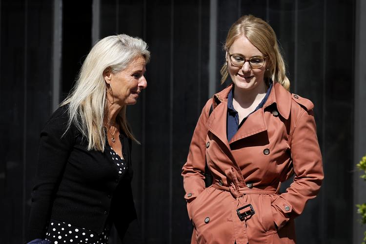 Tidligere fuldmægtig i Udlændinge- og Integrationsministeriet Anna-Sophie Saugmann-Jensen (th.) ankommer til retten sammen med sin bisidder advokat Stine Gry Johannesen. Foto: Jens Dresling/POLFOTO