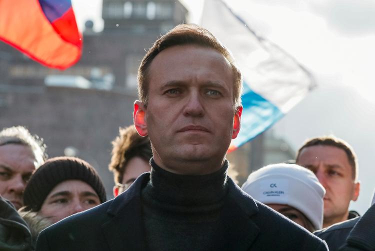 Antikorruptionsaktivist. Aleksej Navalnyj og hans  organisation, Antikorruptionsfonden, som han her sidder og arbejder i, har formået at tirre den russiske regering og dens forbundsfæller. 
 Foto: Shamil Zhumatov/Ritzau Scanpix