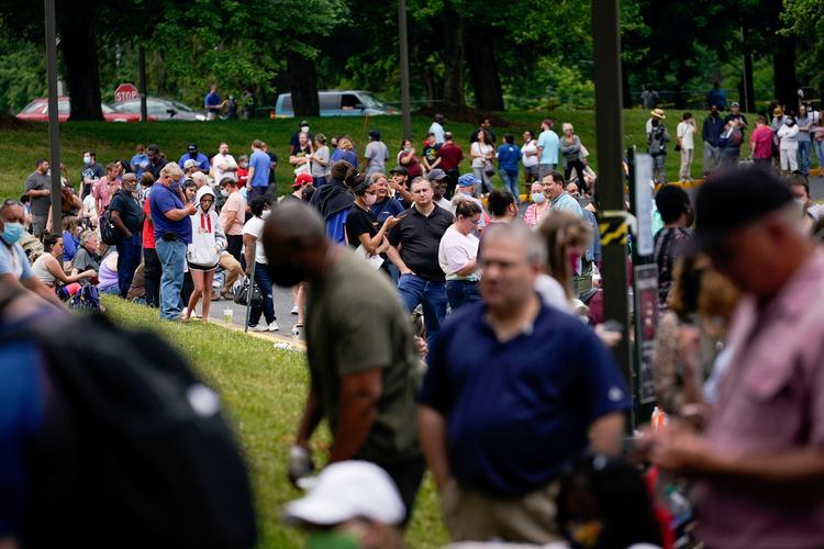 Amerikanerne har været hårdt ramt af coronakrisen. Billedet er fra juni, hvor hundredvis af ledige venter på at komme til i et jobcenter i Kentucky. Foto: Bryan Woolston/Ritzau Scanpix