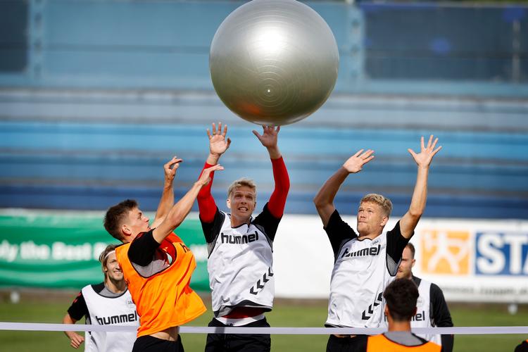 Fodboldlandsholdet sprang også efter større bolde end fodbolde til landsholdssamlingen i Helsingør. Før opgøret mod England har landsholdet besluttet at sætte knæet i jorden i protest mod racisme.  Foto: Jens Dresling/POLFOTO
