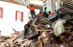 Et redningshold leder i ruinerne efter overlevende. Lige knap en måned efter den altødelæggende eksplosion i Beirut har redningsarbejdere set tegn på liv i murbrokkerne. Foto: Mohamed Azakir/Ritzau Scanpix