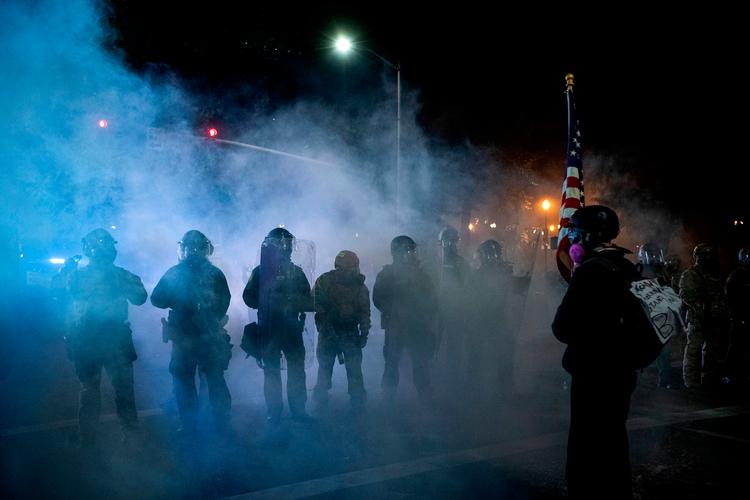 Byen Portland i delstaten Oregon har været præget af voldsomme uroligheder siden George Floyd mistede livet i politiets varetægt i maj i Minneapolis. Det var i Portland en højrefløjsaktivist i weekenden mistede livet under et sammenstød med moddemonstranter. Billedet er fra Juli i år.  Foto: Alisha Jucevic/Ritzau Scanpix