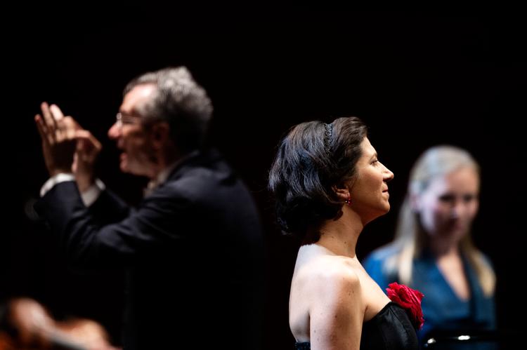 Den østrigske sanger Elisabeth Kulman i forgrunden havde ikke sunget koncert i et halvt år, da hun torsdag aften stod foran DR's orkester med chefdirigent Fabio Luisi og kollegaen Elsa Dreisig. Foto: Annika Byrde/POLITIKEN