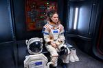 Hilary Swank spiller astronauten Emma Green, der forlader sin familie i jagten på sin absolutte livsdrøm – Mars-rejsen. Men hendes ophold i det ydre er fyldt af vægtløse tårer og splittelsen mellem det store univers og det lille hjem.  Foto fra filmen 