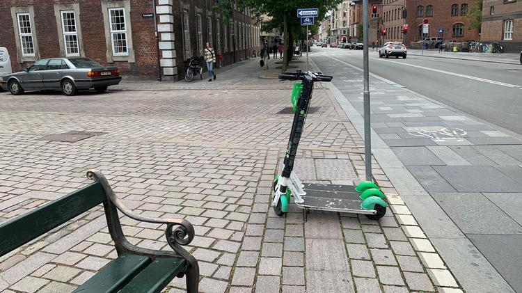 Løbehjul er stillet op midt i ledelinjen for blinde langs Vester Voldgade i København. Foto: Søren Astrup