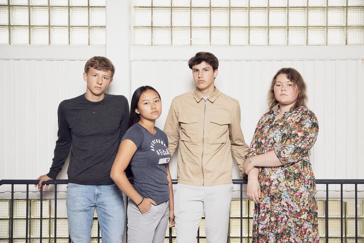 Fra venstre: Emil Steenberg, Maya Lauritsen, Nicklas Håkansson og Christine Bundgaard Knudsen fra Gladsaxe Gymnasium er alle 17 år og har alle prøvet at drikke. Nu vil 22 organisationer forbyde dem at købe alkohol. Foto: Peter Hove Olesen/POLFOTO
