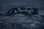 Irske Jessie Buckley og amerikanske Jesse Plemons spiller parret i centrum, hvis identiteter også tit flyder ud, måske lige frem overlapper hinandens. Foto: Mary Cybulski/netflix/Mary Cybulski/NETFLIX