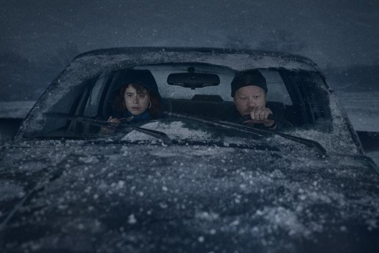 Irske Jessie Buckley og amerikanske Jesse Plemons spiller parret i centrum, hvis identiteter også tit flyder ud, måske lige frem overlapper hinandens. Foto: Mary Cybulski/netflix/Mary Cybulski/NETFLIX
