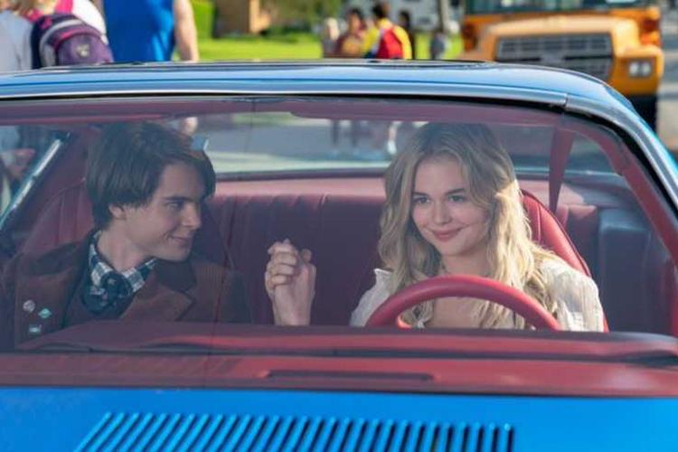 I 'The Babysitter: Killer Queen' bliver Cole inviteret til fest ved en sø.. Så ved man godt, hvad klokken er slået.  Foto: Netflix/PR