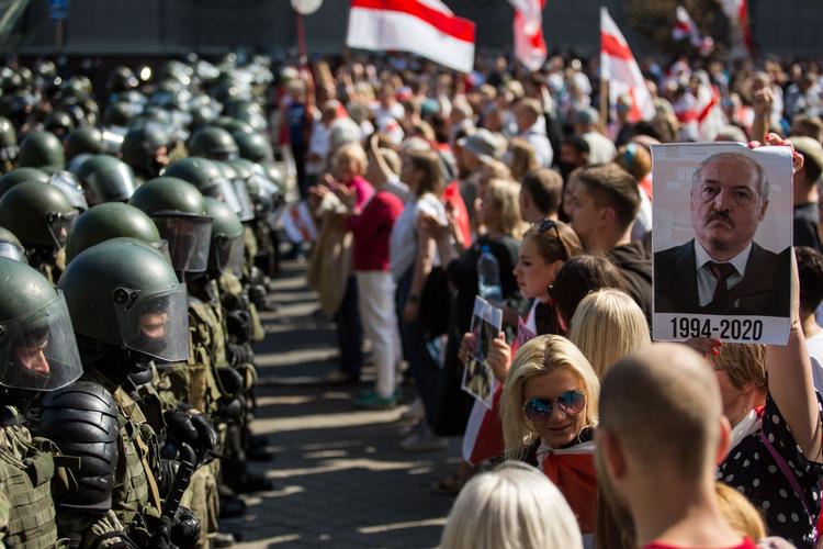 Siden præsidentvalget 9. august er demonstranter blevet mødt af voldsomme politireaktioner. Flere melder om unødig brutalitet mod demonstranter og journalister.  Foto: -/Ritzau Scanpix
