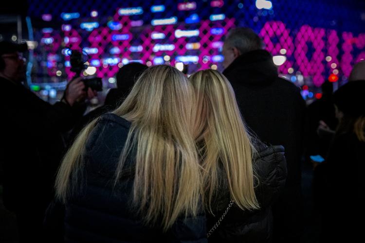 Det er især 20-29-årige, som er ramt af den stigning i coronasmitte, som de sidste dage er registreret i byer som København og Odense.  Nye kampagner opfordrer til at holde afstand i nattelivet og under private fester.  Foto: Mads Nissen/POLFOTO
