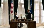 I filmen 'Vores mand i Amerika' spiller Ulrich Thomsen (t.h.) rollen som Henrik Kauffmann, der var USA-ambassadør under krigen, hvor han mødtes med USA's daværende præsident, Franklin D. Roosevelt, spillet af Henry Goodman (t.v.). PR-foto 
