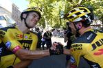 Wout van Aert (t.v.) lykønskes af sin holdkammerat Tom Dumoulin efter sin anden etapesejr i Touren på tre dage
 Foto: Stephane Mantey/Ritzau Scanpix