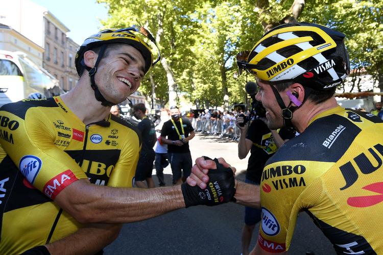 Wout van Aert (t.v.) lykønskes af sin holdkammerat Tom Dumoulin efter sin anden etapesejr i Touren på tre dage
 Foto: Stephane Mantey/Ritzau Scanpix