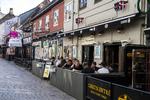 Partygaden Jomfru Ane Gade i Aalborg ses her i forbindelse med regeringens nedlukningen. Fredag aften  ryddede politiet gaden for mennesker og uddelte bøder. Foto: René Schütze/Fotograf René Schütze