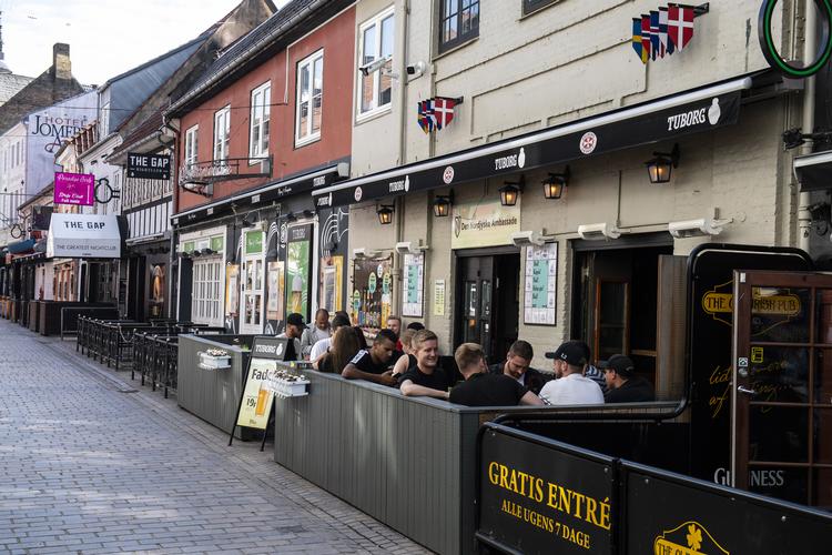 Partygaden Jomfru Ane Gade i Aalborg ses her i forbindelse med regeringens nedlukningen. Fredag aften  ryddede politiet gaden for mennesker og uddelte bøder. Foto: René Schütze/Fotograf René Schütze