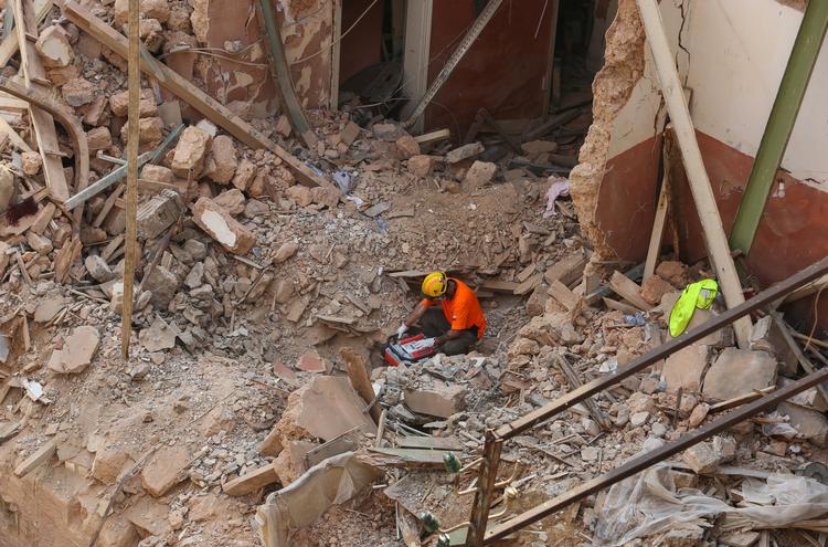 Håbet i Beirut om, at nogen vil blive fundet i live under murbrokkerne efter den altødelæggende eksplosion i sidste måned, falmer. Redningsarbejdere har ellers intensiveret arbejdet med at finde overlevende, da sensorudstyr onsdag aften opdagede mulige livstegn under murbrokkerne.  Foto: Aziz Taher/Ritzau Scanpix